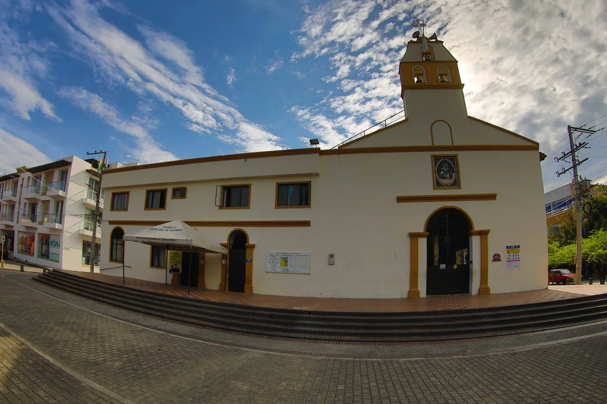 Fachada de la iglesia de Anapoima y su espacio público
