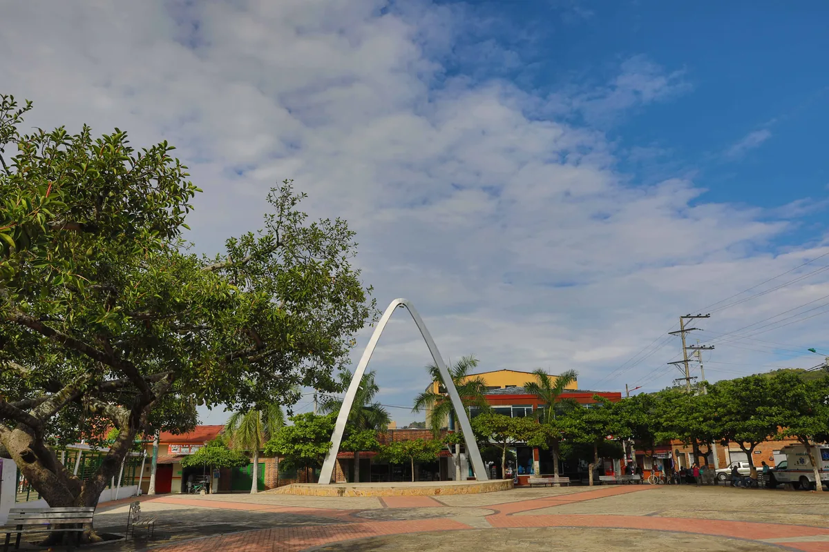 Parque de Anapoima con su arco urbano y vegetación
