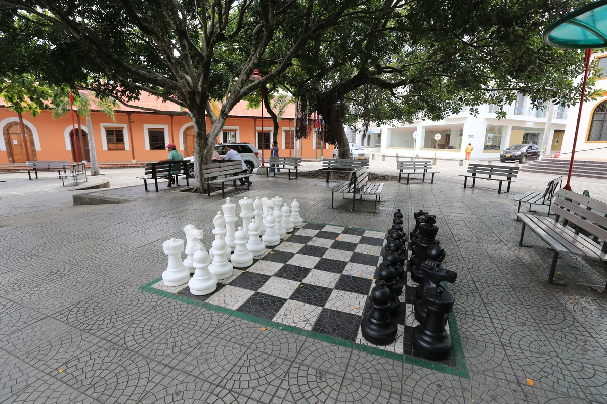 Plaza arbolada de Anapoima con un ajedrez gigante